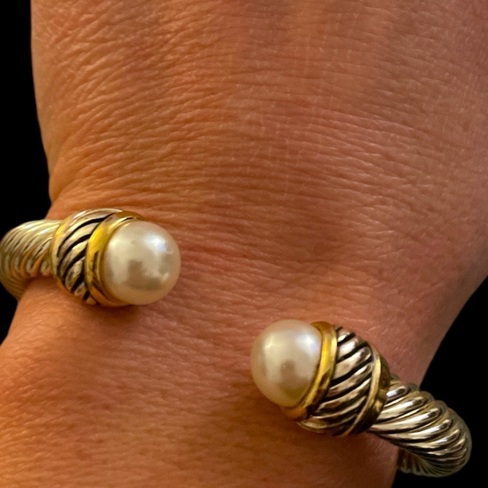 Super squeeze bracelet with pearls.